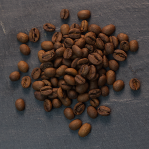 Présentation de grains de café Guji d'Ethiopie, torréfaction et vente en Normandie