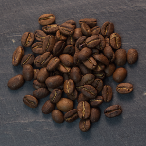 Présentation de grains de café Sigri de Papouasie Nouvelle Guinée, torréfaction et vente en Normandie