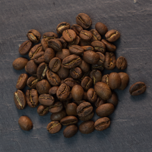 Présentation de grains de café Kajwi du Pérou, torréfaction et vente en Normandie