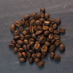 Présentation de grains de café Greengo du Rwanda, torréfaction et vente en Normandie